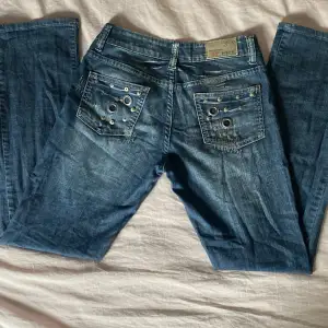 Jättecoolt snygga jeans med massa detaljer. Stretchiga, sköna flare jeans. Använda några gånger och en knapp på baksidan sitter lite löst.