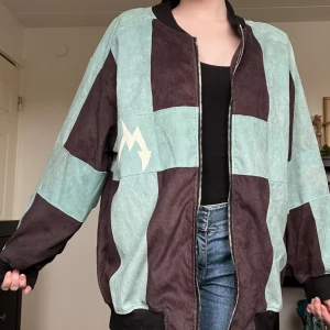 Oversized jacka - Oversized jacka använd endast en gång. Storlek S men oversized så passar många. Skriv om du vill ha bättre bilder! Använd ”köp nu”