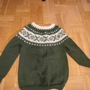 Stickad tröja - Den kan vara bra t jul för att den är varm och skön, är i bra skick och bara använd en gång 