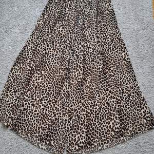 Jag säler ett par högmidjade somriga och svala leopardmönstrade byxor 💕 liknar en kjol när man har de på sig, väldigt sjöna.