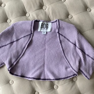 Lila Kofta BDG - Lila kofta från BDG (Urban Outfitters). I gott skick och endast använd några gånger. 