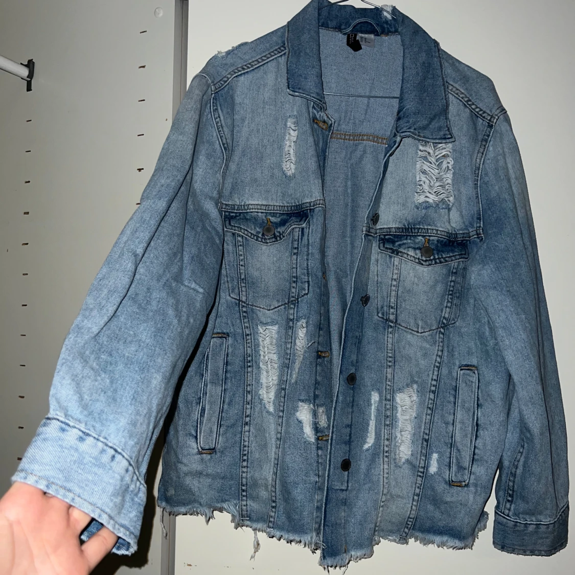 Jeansjacka med slitningar