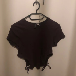 Kort magtröja från H&M 💗 - Säljer min fina magtröja då den inte kommer till användning längre 💗
