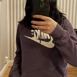 Lila Nike hoodie i storlek xs 