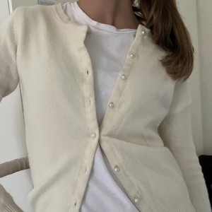 Vit kofta - Säljer jättesöt vit/benvit stickad kofta med pärlor från Benetton. Nypris ca 800💓