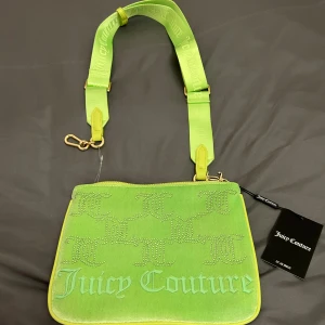 Juicy couture velour väska  - Säljer min juicy couture velour väska. Den är oanvänd och ny. Fick i present för ett tag sen men har inte kommit till användning. Orginalpris 1145 kr