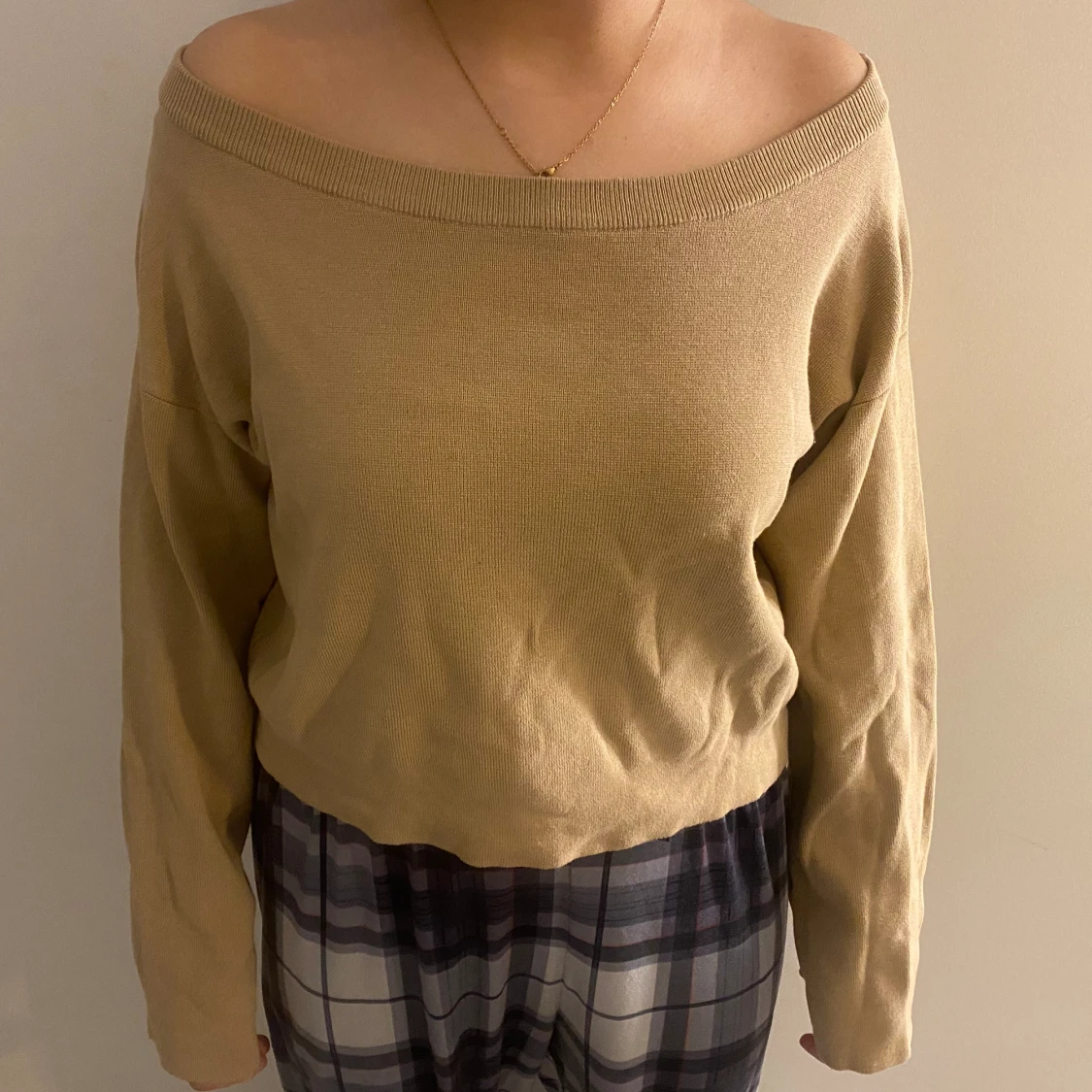 Off/one shoulder tröja i tjockt material  - 90