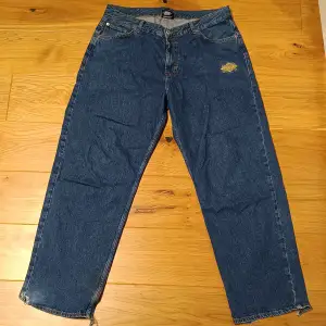 Feta sweet sktbs embroid jeans (baggy) lite sönder trampande men syns på bild
