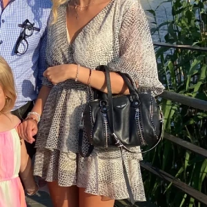 Volangklänning från Zara storlek S - Köpte för 2 år sen på Zara, har använt typ 1 gång så den är i nyskick! Den är typ ormskinnsmönstrad! Storlek S🤍