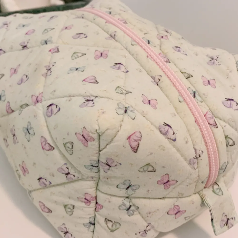 Ljusgrön necessär från märket Millie. Väldigt praktiskt och rymlig. Är i sparsamt använd men lite små fläckar eller missfärgningar från smink kan förekomma.. Beauty.