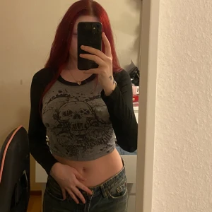 Långärmad topp - Långärmad topp, croppad, dödskalle tryck. Storlek S 