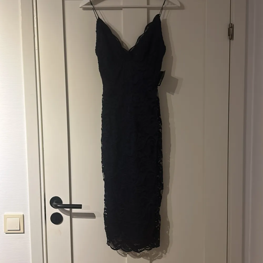 Mörkblå spetsklänning från nelly. Klänningar.
