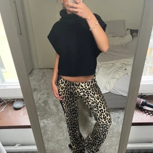 Leopardbyxor - Säljer dessa leopardbyxor. Har vikt ned kanten på bilden. Har du någon fråga är det bara att höra av dig🫶🏻