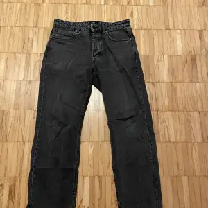 Svarta jeans från NEUW. Modell ”Liam”, vilket är deras loose/relaxed fit jeans.  Nypris 1299kr. Storlek 31/32