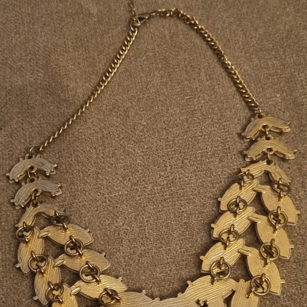 Snyggt ljusrosa guld dam halsband. Skicket är som på bilden, helt oanvänt så gott som nytt. Kommer inte ihåg vart jag köpt det. Säljer på grund av att jag byttit stil. Skriv för mer info/bilder. 🌸. Asusteet.