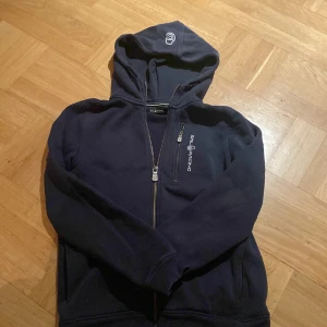 Sail racing mörk blå st 160  - Säljs för att den är för liten och kommer inte till användning. Mycket bra skick, inga fläckar/hål.  