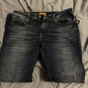Mörkblå jeans från Jack & Jones  W34 L 32 regular/clark 