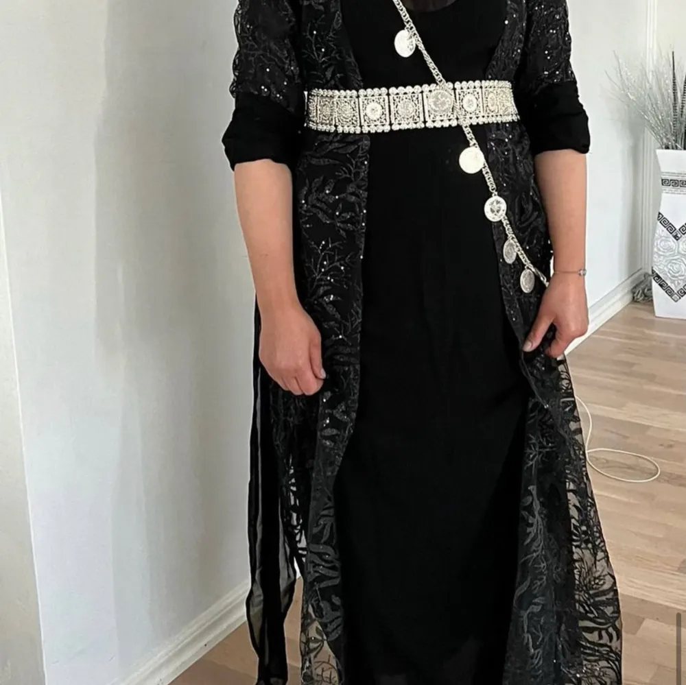 En vacker kurdisk klänning (lawandi) som endast använts vid ett tillfälle och har inga skador eller liknande. Hör gärna av dig vid intresse.. Klänningar.