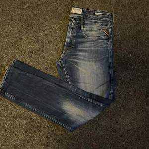 Säljer nu ett par asfeta Replay Anbass jeans i mycket bra skick🤑 Det är en ovanlig colorway som är mycket eftertraktad👌 Nypris: 1699 Vårt pris: 599😊 Var inte rädd för att ställa fler frågor💫, pris kan diskuteras