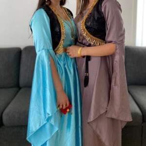 En unik himmelsblå kurdisk klänning (lawandi) som endast använts vid ett tillfälle och har inga skador eller liknande. Hör gärna av dig vid intresse. Pris diskuteras!