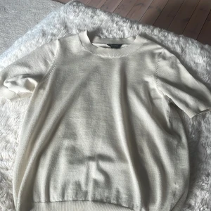  T-shirt  - Denna fina tröja som har en liten fläck mitt på. ❤️