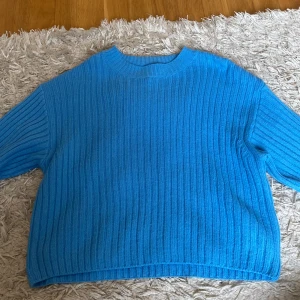 Stickad blå tröja - Nyskick, nästan aldrig använd.  Stickad blå tröja, långärmad, super fin
