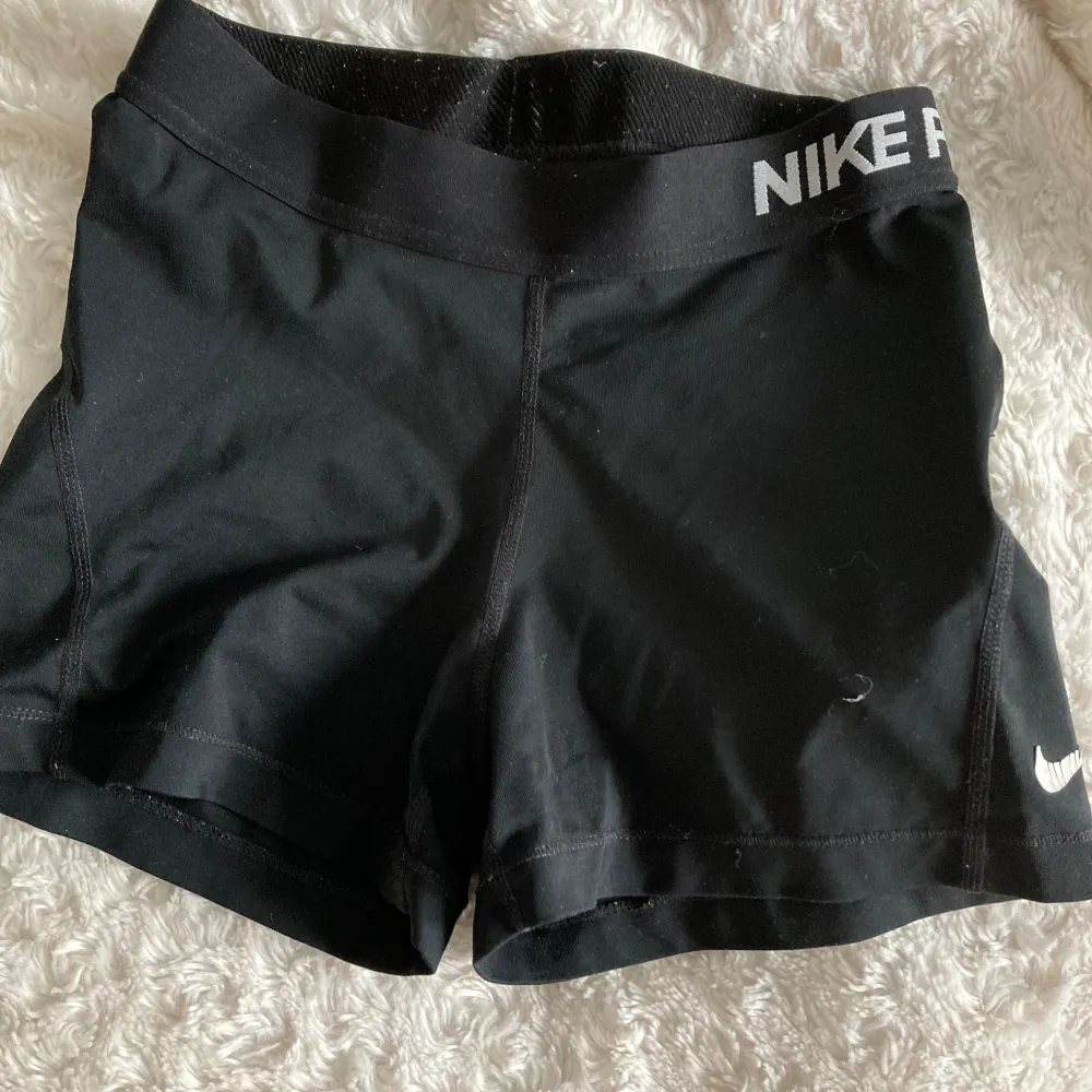 Sköna shorts som tyvärr blivit för små för mig. Bra skick förutom slitage på Nike märket vilket syns på bild.. Shorts.