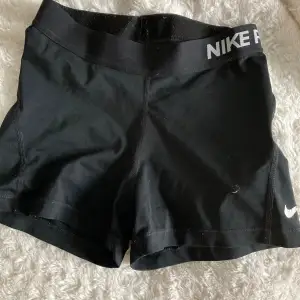 Sköna shorts som tyvärr blivit för små för mig. Bra skick förutom slitage på Nike märket vilket syns på bild.