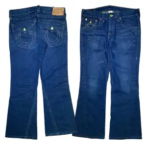 True religion joey jeans i storlek W34. Jag på bilden är 180 cm. Mått: ytterbenslängd - 109 cm, midjemått - 48 cm, benöppning - 28 cm. Skriv för fler bilder och frågor!