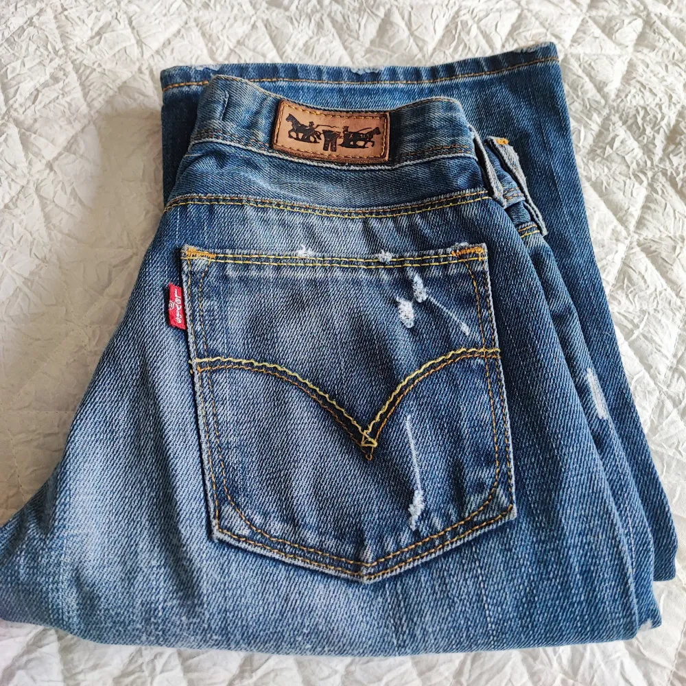 Mina fina Levis bootcut jeans. Säljer då de är för små. Skit snygga och bra kvalitet. Kom privat för fler  bilder☺️ ‼️ SKRIV TILL MIG INNAN DU ANVÄNDER KÖP NU‼️. Jeans & Byxor.