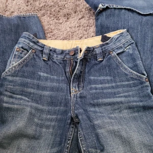 Coola jeans  - Jag köpte dem i en Second hand.Den saknar en knapp men  den är skit snygg.