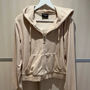 Juicy kofta  - Hej! Säljer denna fina och sköna tröja ifrån juicy couture i storlek L. Men passar mig som är storlek S. Skulle säga att den passar S-L. Köptes för 1299 kr men säljer för 399 kr. 💗