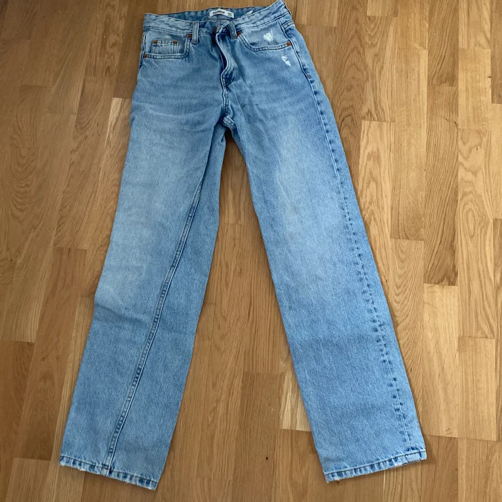 Jätte fina jeans från pull&bear, säljer billigt för jag vill bli av med 🫶. Jeans & Byxor.