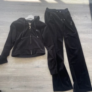 Juciy couture set  - Tröjan stl S Byxan stl Xs Säljer då de inte har kommit till användning väldigt bra skick