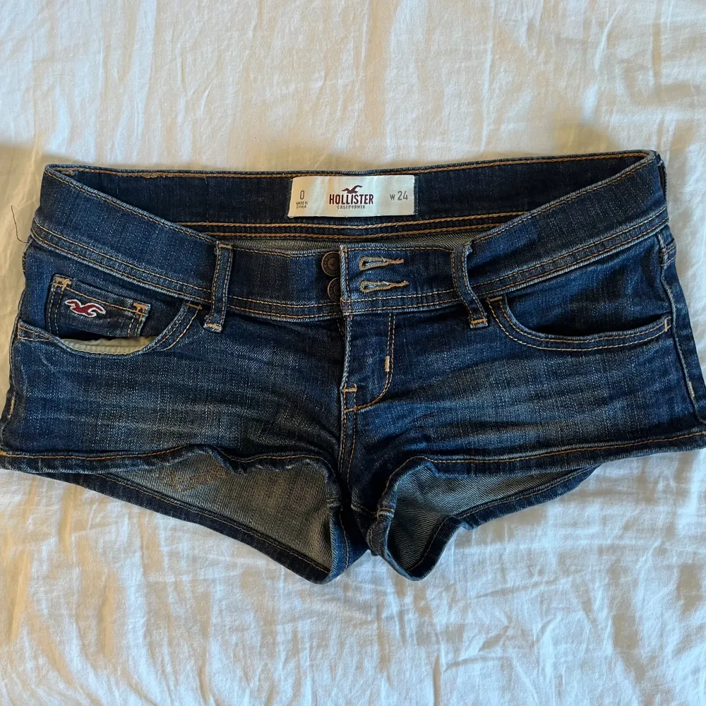 Säljer dessa lågmidjade shortsen från Hollister. Skriv till mig om du har några frågor och priset kan diskuteras!💗. Shorts.