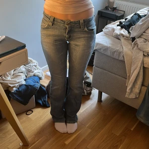 lee lågmidjade jeans  - lågmidjade jeans från lee, en liten defekt över bakfickan. passar någon som är 165-170