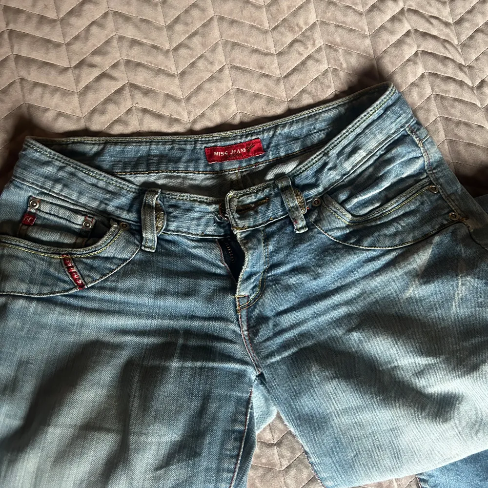 Säljer nu mina favoritjeans, då dom blivit för små. Så snygga och i jättebra skick!!💞. Jeans & Byxor.