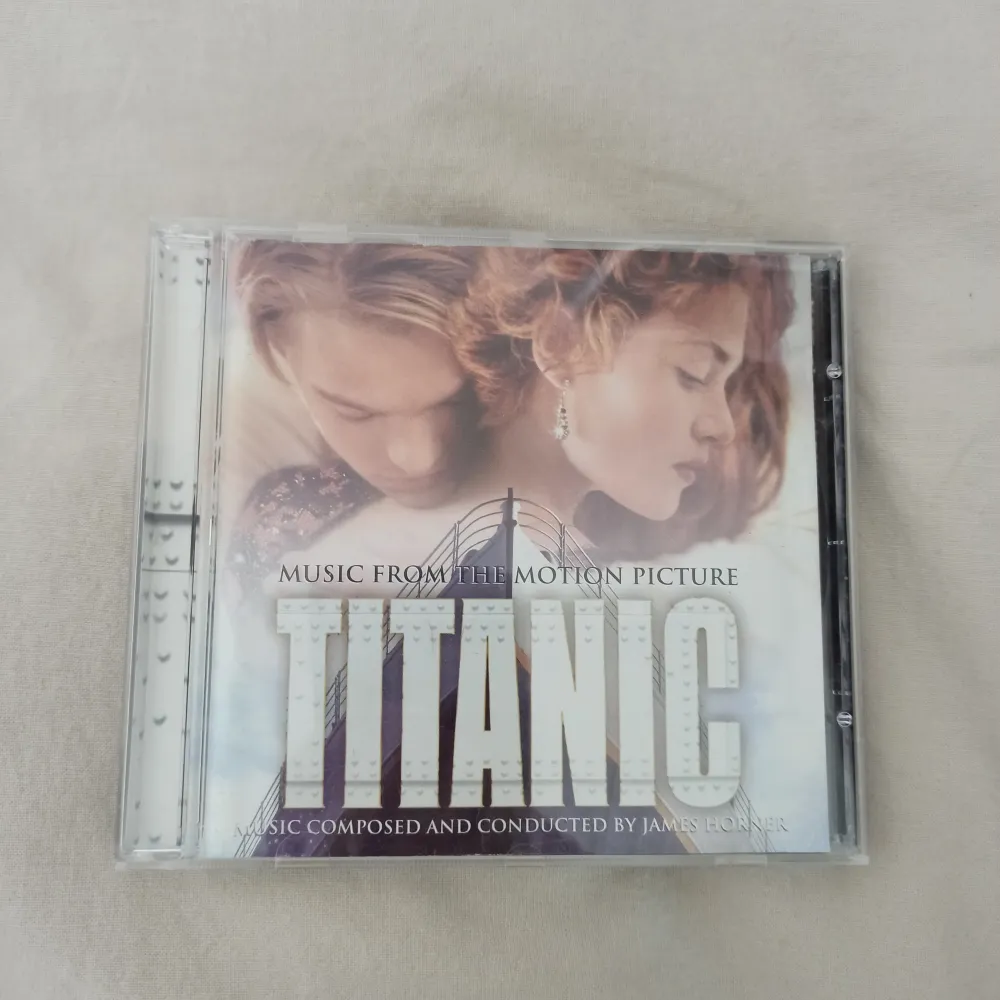 CD-skiva med musik från filmen Titanic🌟  Nypris ca 110 kr.  Inga skador, super fint skick. Fungerar precis som den ska.  Är även fin som dekoration!  Skriv gärna om du har frågor💕. Övrigt.