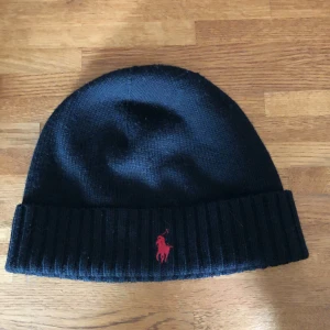 Polo raulph lauren mössa - Säljer en Polo raulph lauren mössa. Den är i nyskick använd två gånger jag passade inte i mössa det är därför jag säljer den. Den är självklart äkta köptes på zalando för 2 månader sen. Kom privat för övriga frågor 😁