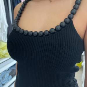 Såå unik och fin topp från Zara med svarta pärlor🩷 Pärlorna är i trä material typ, tröjan sticks inte och är använd 1 gång!