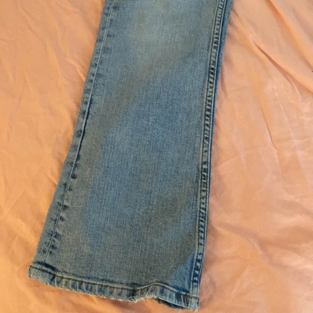 säljer de här lågmidjade bootcut jeansen från gina, jag är 152 cm och de passar perfekt. Jeans & Byxor.