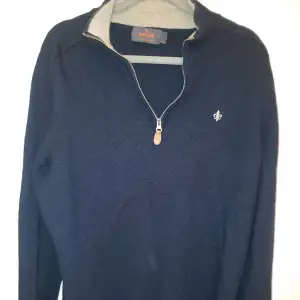 Finstickad zip-tröja med dragkedja i kragen från Morris. Tillverkad i merinoull. Aldrig använd, tvättad en gång och krypte från strlk XL till S/M