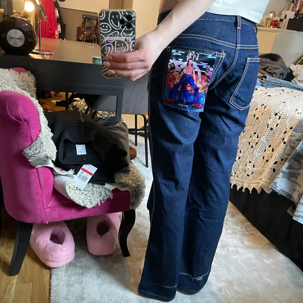 Mörkblå eytys jeans med rosa sömmar i modellen orégon. Passar mig som är 174 perfekt. De var i storlek 32 men lämnade in dom hos en sömmerska. Midja: 40cm. Innerben: 73 cm. Ytterben: 103✨. Jeans & Byxor.