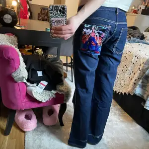 Mörkblå eytys jeans med rosa sömmar i modellen orégon. Passar mig som är 174 perfekt. De var i storlek 32 men lämnade in dom hos en sömmerska. Midja: 40cm. Innerben: 73 cm. Ytterben: 103✨
