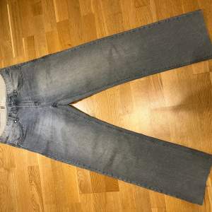 Vintage Ace Jeans, bra skick deme lite stora och baggy så de har slitits vid hälarna. 