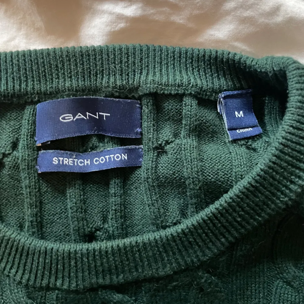 Mörkgrön kabelstickad tröja från Gant, bra skick, storlek M.. Tröjor & Koftor.