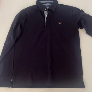Gant Piké  - Skön piké som är perfekt till finare tillfällen! Långärmad piké i 9/10 skick, finns inga tecken på användning! Pris kan diskuteras  Passar 165-175 cm ish😁
