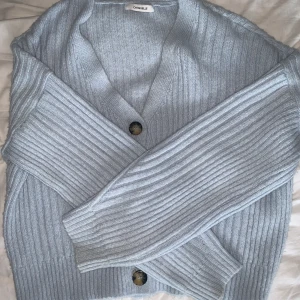 Stickad kofta - Ljusblå stickad kofta från Chiquelle i fint skick!