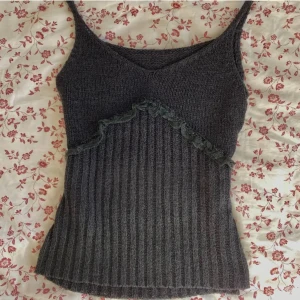 Svart linne med fina detaljer! - Snyggt virkat linne, mycket bra skick 💘