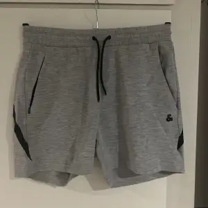 Shorts från Jack and Jones  Dragkedja på högra fickan 